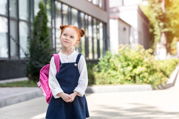 Рыжая школьница с рюкзаком — стоковое фото