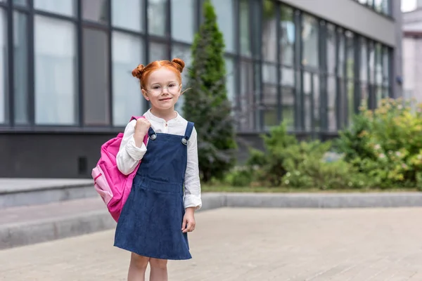 Рыжая школьница с рюкзаком — стоковое фото