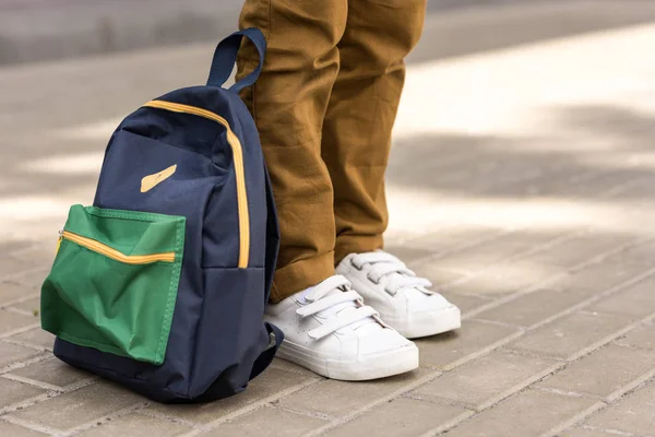 Écolier avec sac à dos dans la rue — Photo de stock