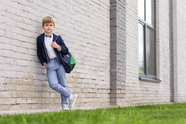 Stilvoller Schuljunge mit Rucksack — Stockfoto