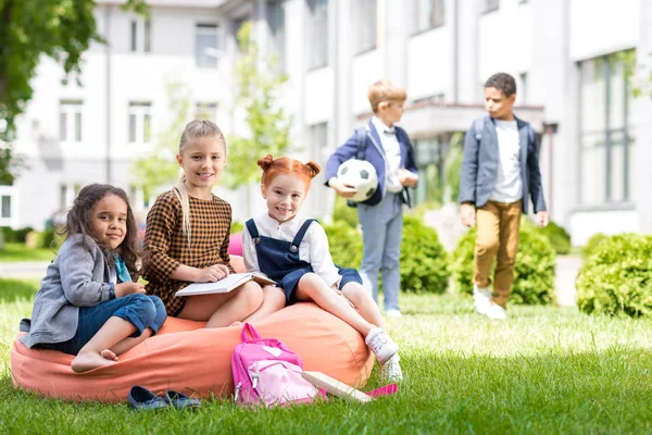 Multiethnische Kinder auf dem Schulhof — Stockfoto