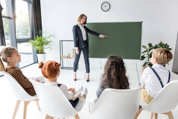 Profesor explicando lección a los estudiantes - foto de stock