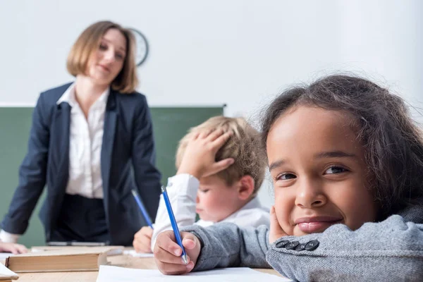 Enseignant et écoliers à la leçon — Photo de stock