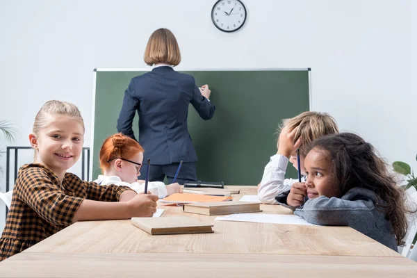 Учитель и школьники на уроке — Stock Photo