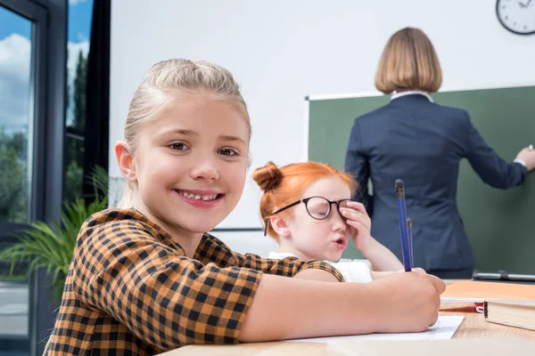 Professor e alunos em sala de aula — Fotografia de Stock