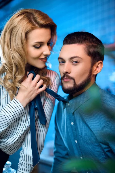 Junges Paar flirtet — Stockfoto