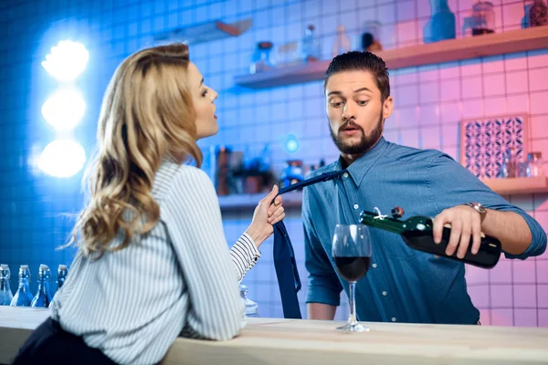 Femme flirter avec le barman — Photo de stock