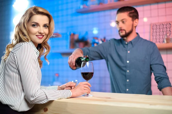 Barman verser du vin à la femme — Photo de stock