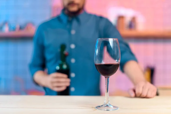 Mann gießt Wein ins Glas — Stockfoto