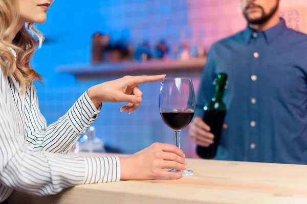 Barkeeper schenkt Frau Wein ein — Stockfoto