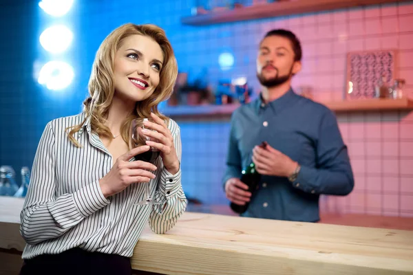 Femme flirter avec le barman — Photo de stock