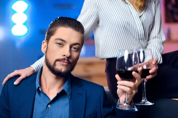 Hombre y mujer bebiendo vino - foto de stock