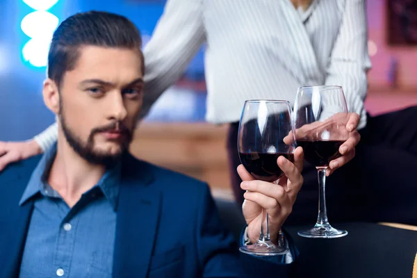 Hombre y mujer bebiendo vino - foto de stock