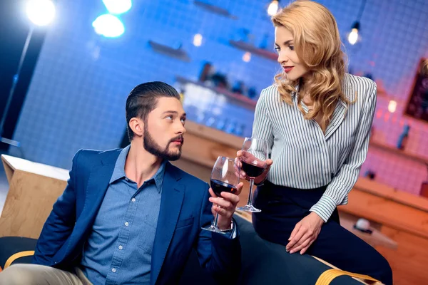 Homme et femme buvant du vin — Photo de stock