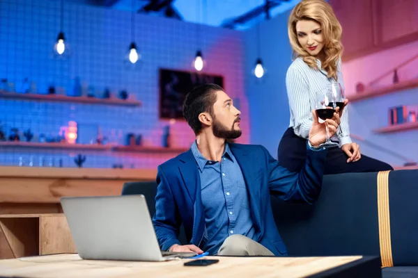 Man and woman drinking wine — Stock Photo