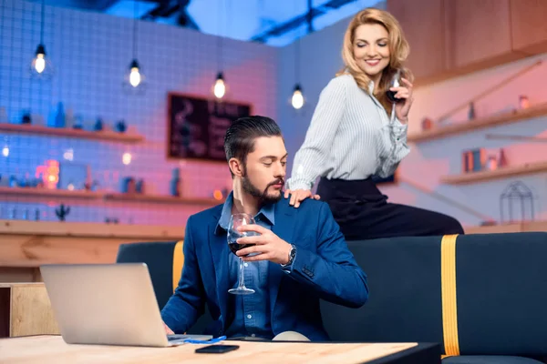 Mann und Frau trinken Wein — Stockfoto