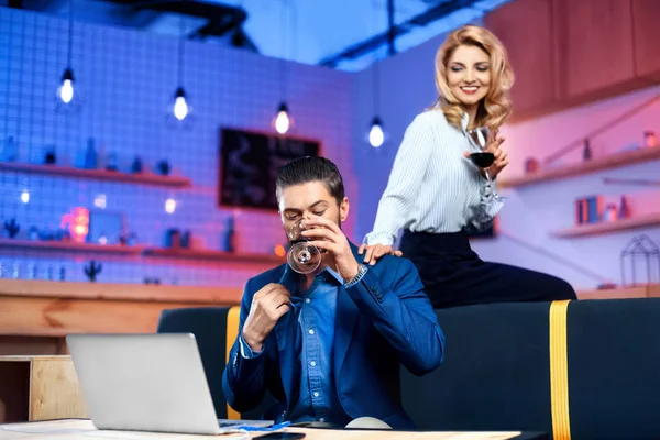 Man and woman drinking wine — Stock Photo