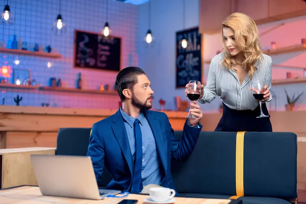 Frau bringt dem Mann Wein — Stockfoto