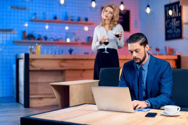 Frau bringt dem Mann Wein — Stockfoto