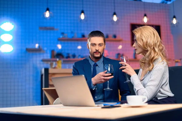 Uomo e donna che bevono vino — Foto stock