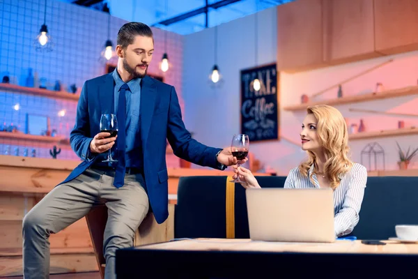 Hombre trayendo vino a la mujer - foto de stock