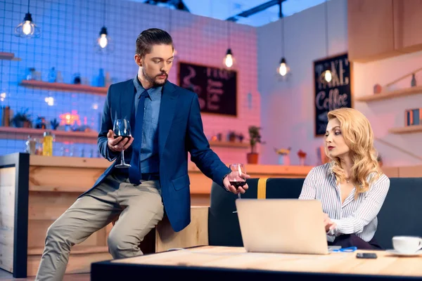 Mann flirtet mit Frau in Bar — Stockfoto