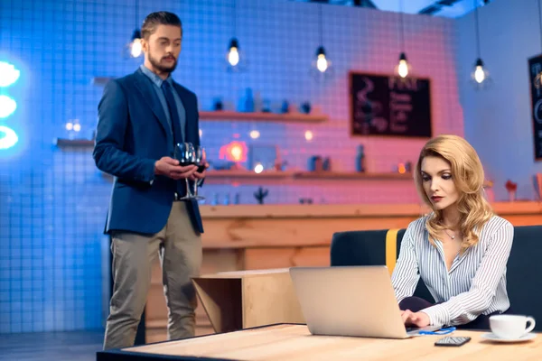 Man flirting with woman in bar — Stock Photo