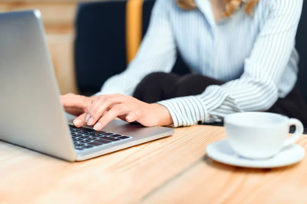 Donna d'affari utilizzando il computer portatile — Foto stock