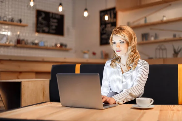 Empresária usando laptop no café — Fotografia de Stock