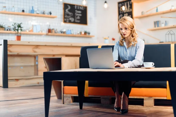 Бізнес-леді використовує ноутбук у кафе — стокове фото