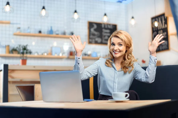 Mujer de negocios usando el ordenador portátil en el café - foto de stock