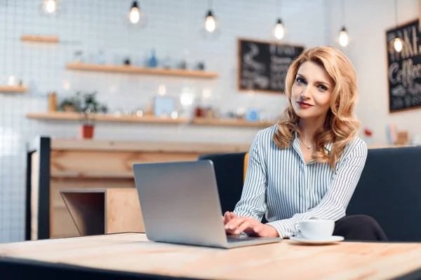 Businesswoman working in cafe — Stock Photo