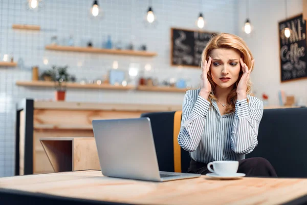 Mujer de negocios usando el ordenador portátil en el café - foto de stock