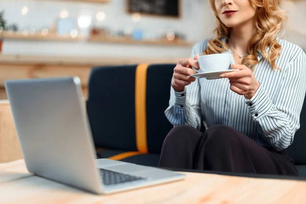 Femme d'affaires utilisant un ordinateur portable — Photo de stock