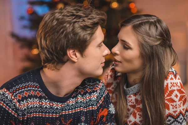 Casal olhando um para o outro — Fotografia de Stock