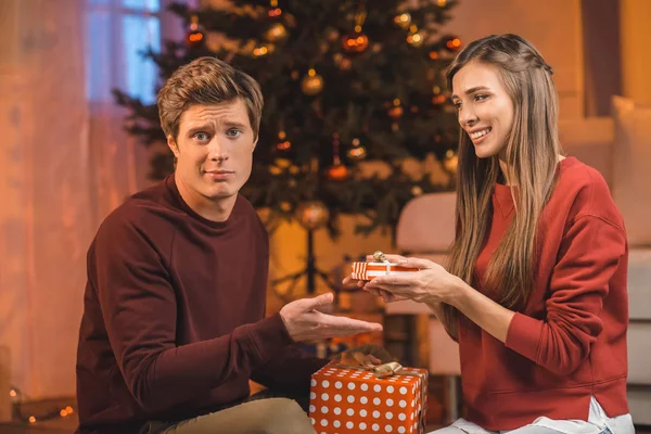 Paar tauscht Weihnachtsgeschenke aus — Stockfoto