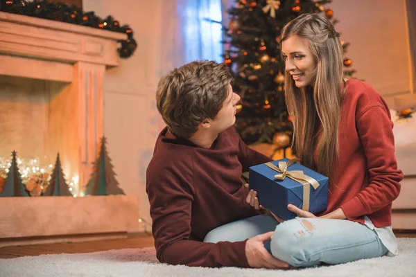 Pareja joven en Navidad - foto de stock