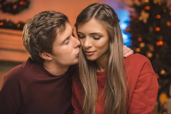 Мужчина целует девушку — стоковое фото