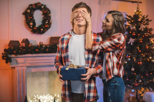 Mujer sorprendente novio en Navidad - foto de stock