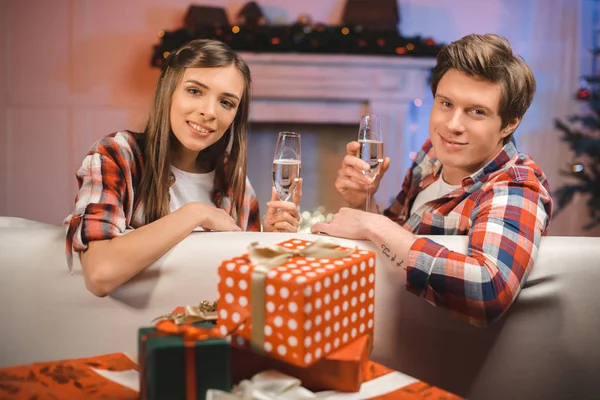 Casal com copos de champanhe no Natal — Fotografia de Stock