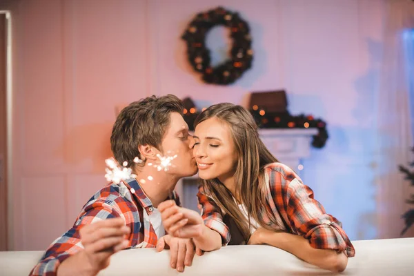 Paar verliebt in Wunderkerzen — Stockfoto