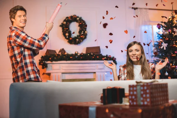 Paar feiert gemeinsam Weihnachten — Stockfoto