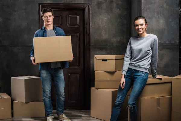 Casal se mudando no novo apartamento — Fotografia de Stock