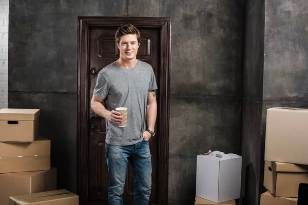 Homme avec café pour aller à la maison — Photo de stock