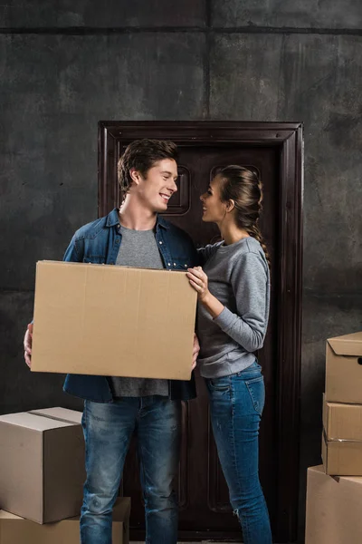 Couple holding cardboard box together — Stock Photo