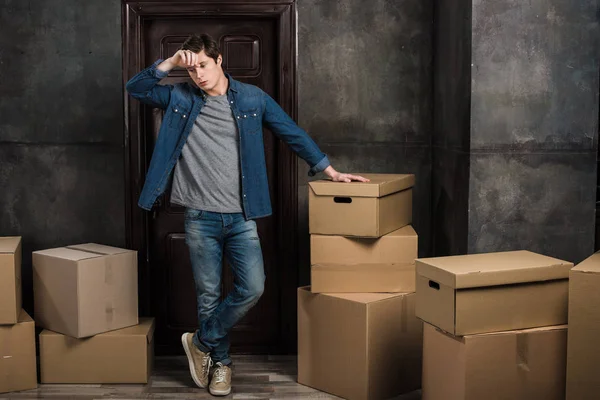 Homme fatigué à la nouvelle maison — Photo de stock