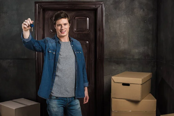 Hombre con llaves de nuevo hogar - foto de stock