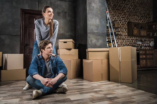 Pareja mudándose a casa - foto de stock