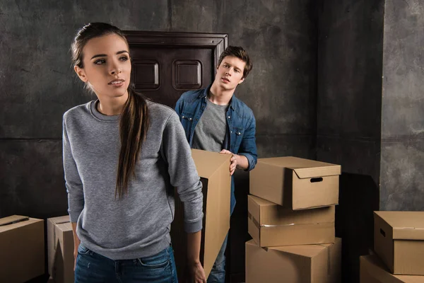 Couple holding cardboard box together — Stock Photo