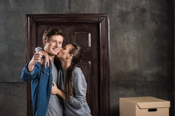 Couple with keys from new house — Stock Photo